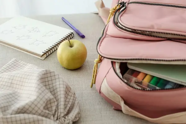 material escolar listo con frases cortas para el inicio de clases