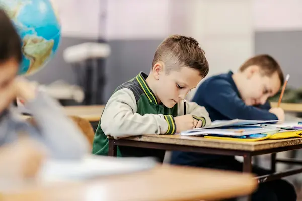 niño en el colegio motivado con frases motivadoras para el colegio cortas para fortalecer la autoestima