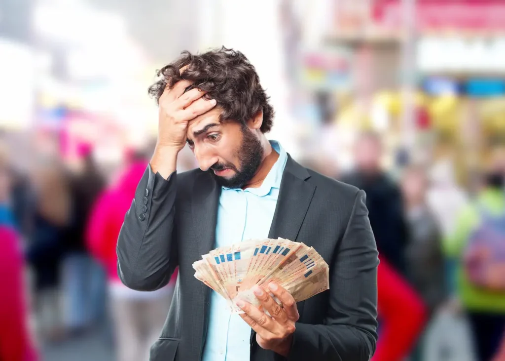 Persona reflexionando sobre decisiones financieras en un contexto de cambio