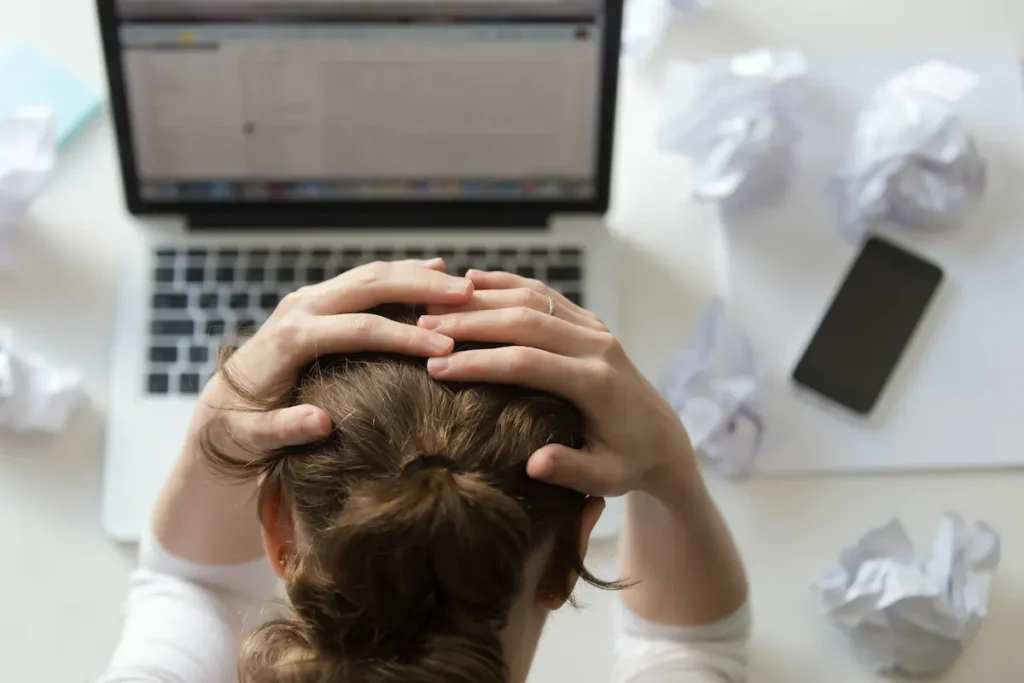 La sobrecarga de información impacta el consumo de noticias y la capacidad de procesar contenidos digitales