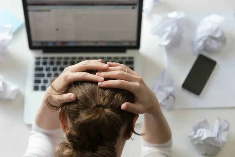La sobrecarga de información impacta el consumo de noticias y la capacidad de procesar contenidos digitales