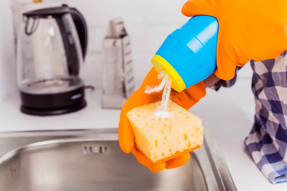 Cómo sacar la grasa de la cocina con métodos caseros