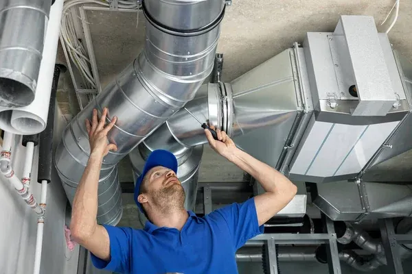 Tabajador instalando sistemas hvac para la ventilación y aire acondicionado en la casa