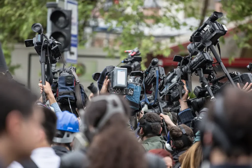 presión mediática durante una cobertura informativa en espacio público