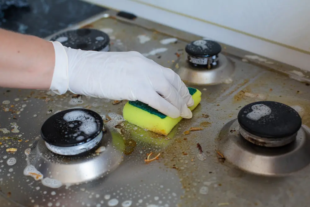 Cuándo usar productos especializados para sacar la grasa de la cocina