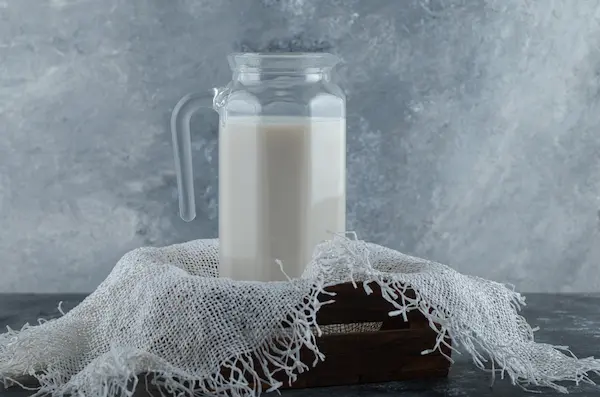 Kefir en una jarra de vidrio