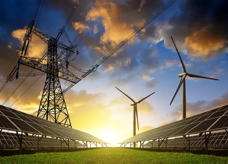 Paneles solares con aerogeneradores y pilón eléctrico al atardecer