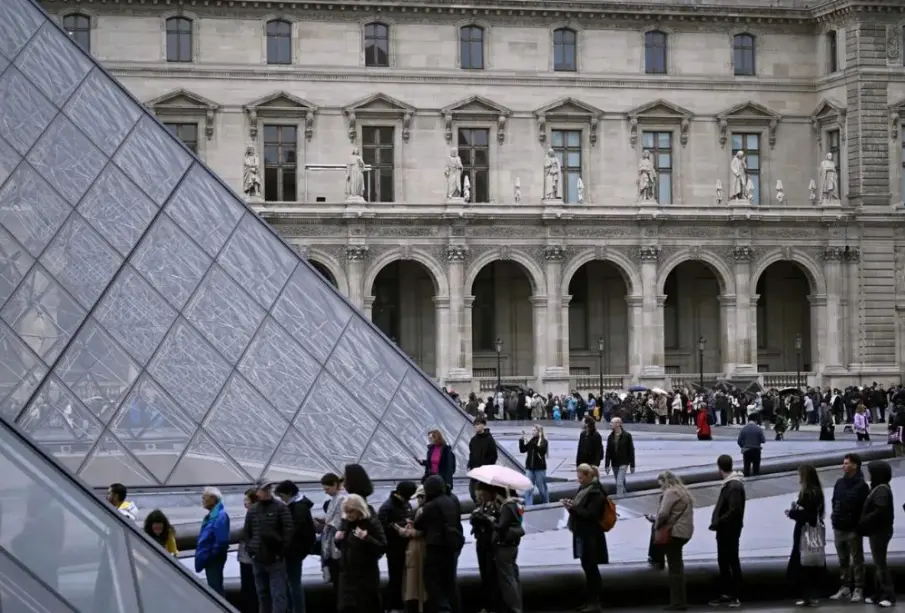 Portada del Museo del Louvre en el contexto de una crisis de marca tras el cierre de salas