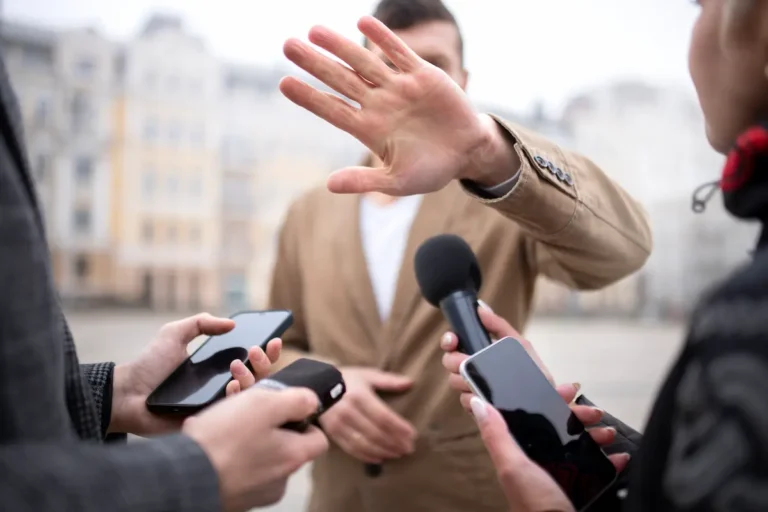 Presión mediática y toma de decisiones bajo exposición pública
