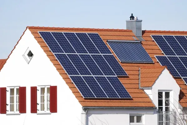 Techo de casa con sistema de energía solar