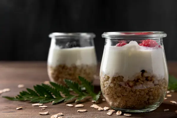 Imagen de kéfir en vasos con avena y frutos rojos