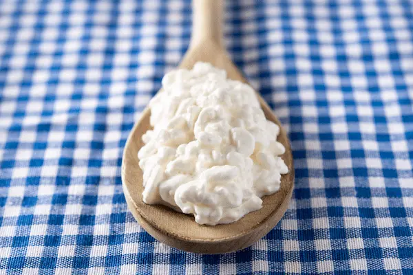 Kefir en un cucharón de madera