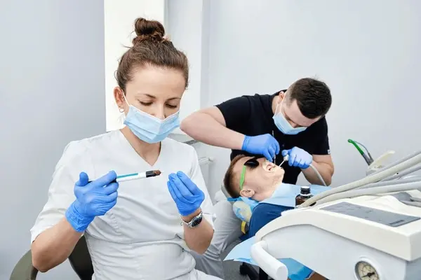 Equipo profesional para el cuidado dental integral en Lima
