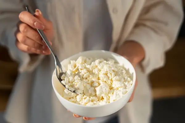 Señorita sosteniendo un plato lleno de kefir