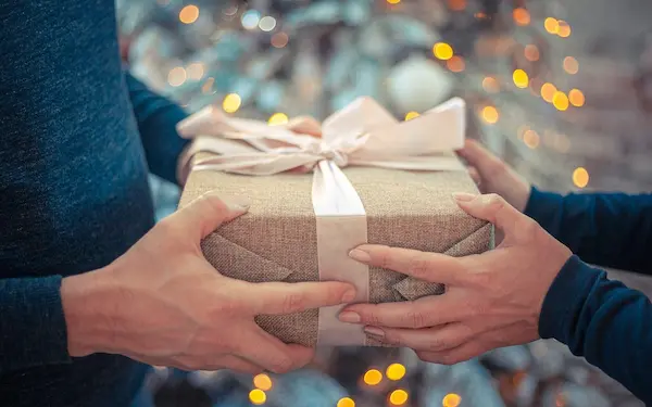 Qué regalar a un hombre sin caer en lo típico - emotis 
