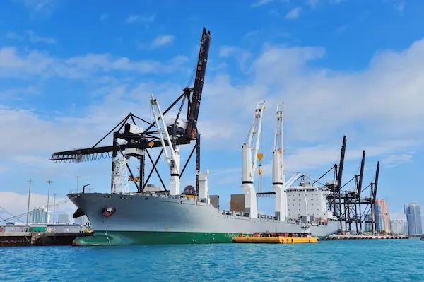 Transporte de carga marítima a granel en Perú eficiencia, control logístico y competitividad internacional