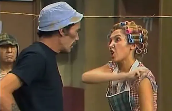 Adultos discutiendo en la vecindad del Chavo del 8 durante una situación de conflicto.
