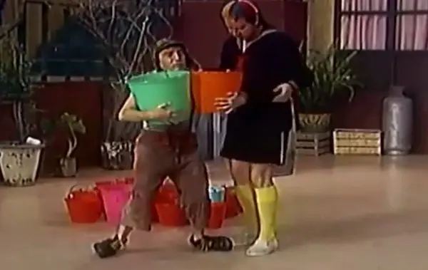 Escena de El Chavo del 8 con personajes en situación de limpieza y agua en la vecindad.
