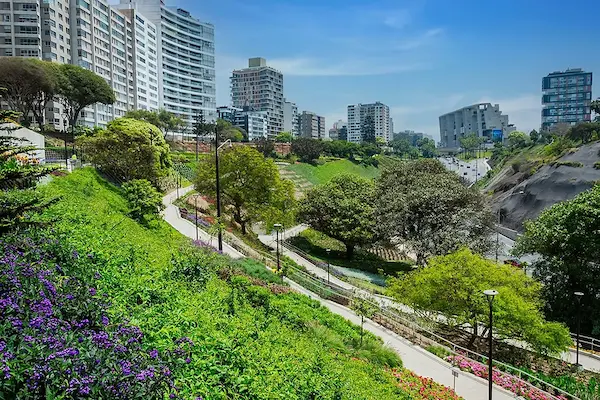 parque y vista urbana en Miraflores Lima