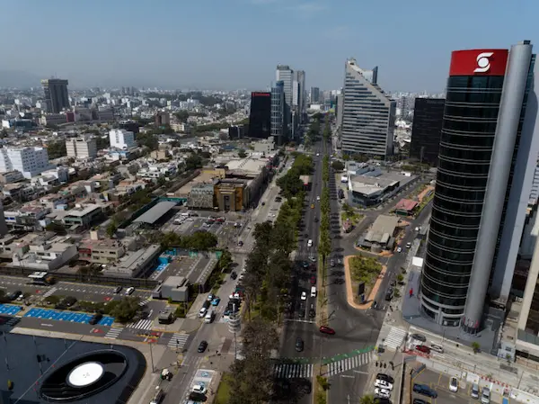 edificios modernos en San Isidro Lima