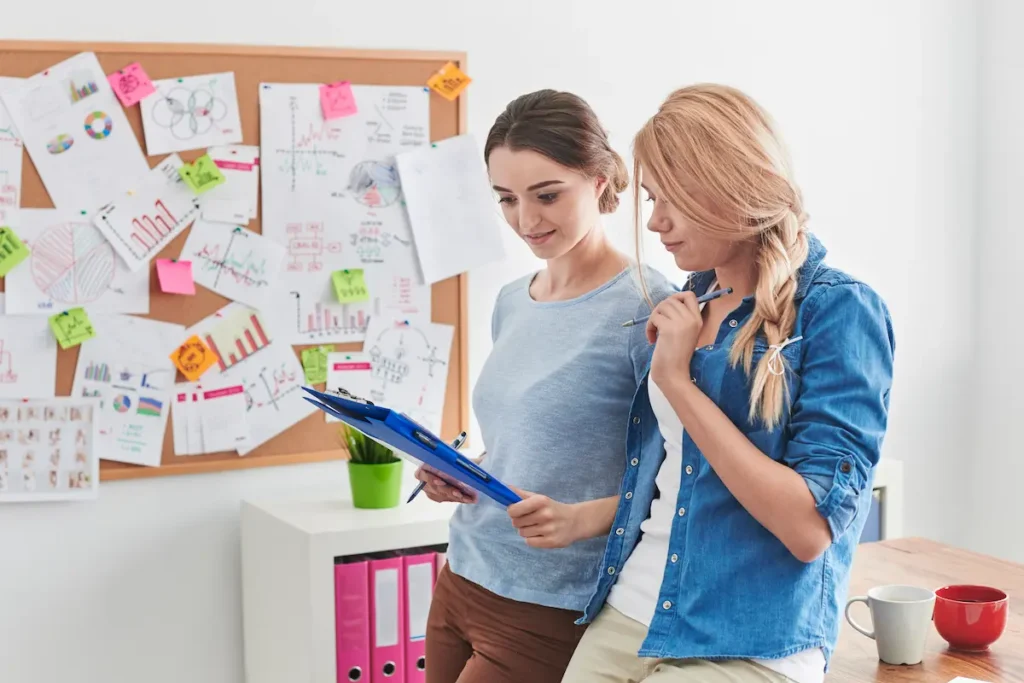 día del emprendimiento emprendedoras analizando estrategia de negocio