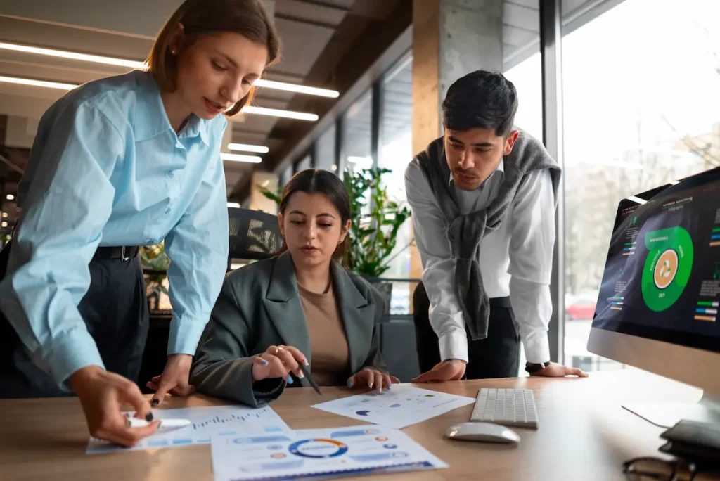 día del emprendimiento equipo analizando estrategia de negocio