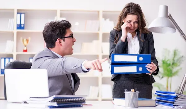 mobbing laboral significado acoso sistemático trabajo ambiente laboral hostil