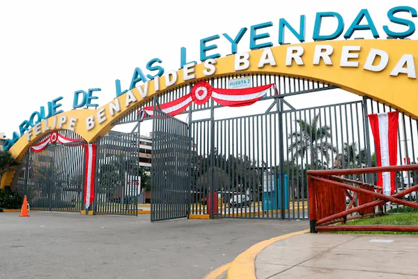 Vista general del Parque de las Leyendas con áreas verdes y animales, mostrando qué animales hay en el parque de las leyendas