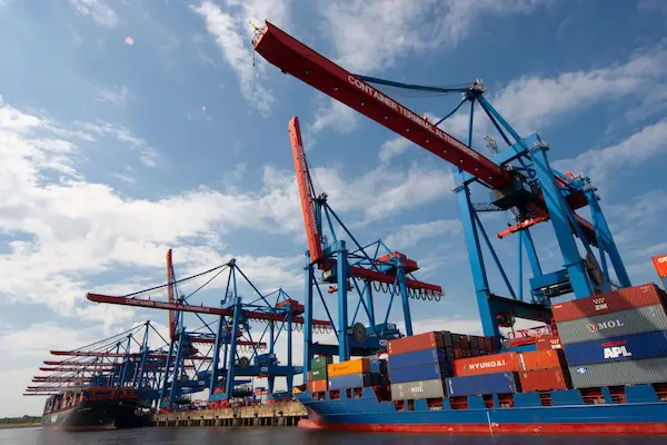 Alianzas con corporaciones marítimas globales