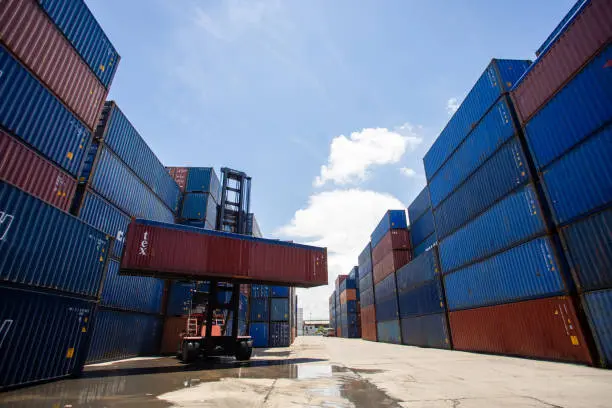 Aplicaciones comerciales e industriales de los contenedores marítimos