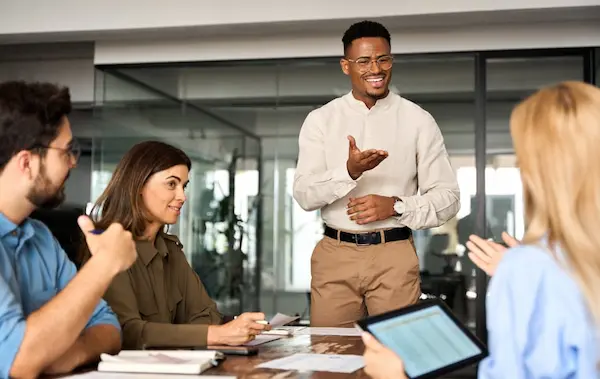 Beneficios de trabajar con consultores de marketing en entornos competitivos