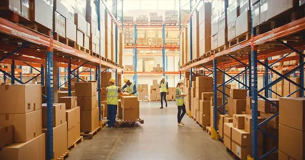 varios trabajadores en deposito