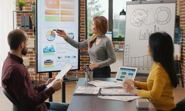 Estrategias para mantener una marca relevante en un mercado competitivo