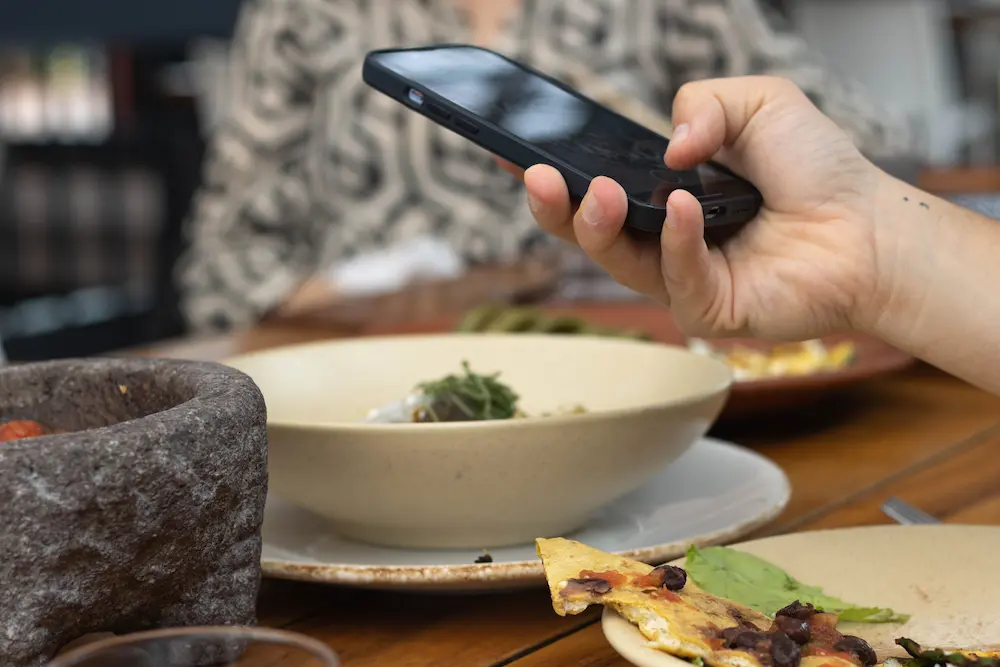 Por qué la conectividad ya forma parte de la experiencia gastronómica