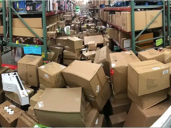 muchas cajas abarrotadas en almacen