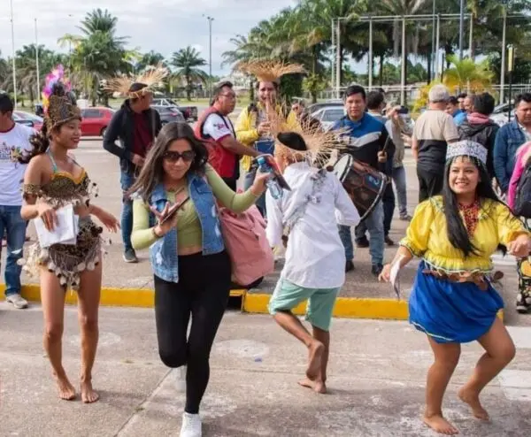 Celebrar con música, danzas y reuniones familiares
