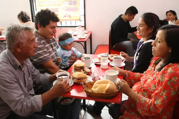 Compartir platos típicos peruanos en familia