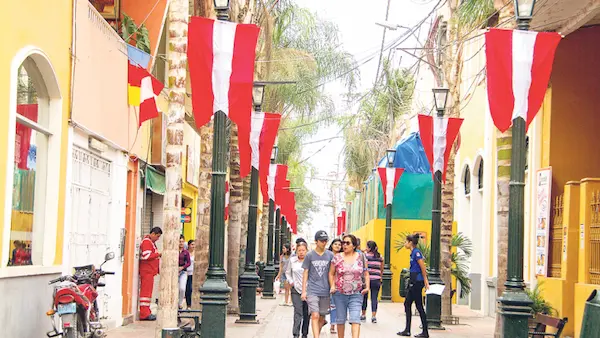 Embanderar las casas y decorar con los colores rojo y blanco