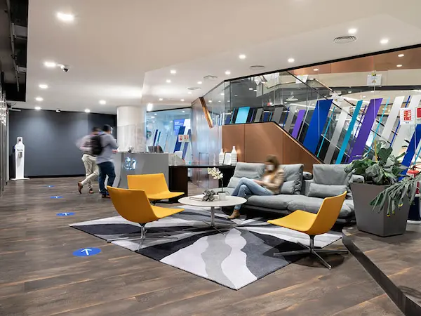 Infraestructura que complementa un espacio corporativo moderno