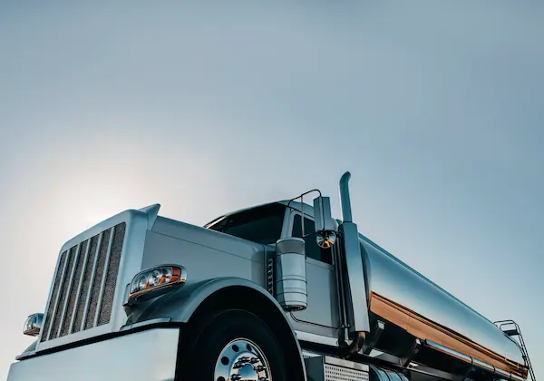 Qué es el transporte de combustible y por qué es esencial para la logística
