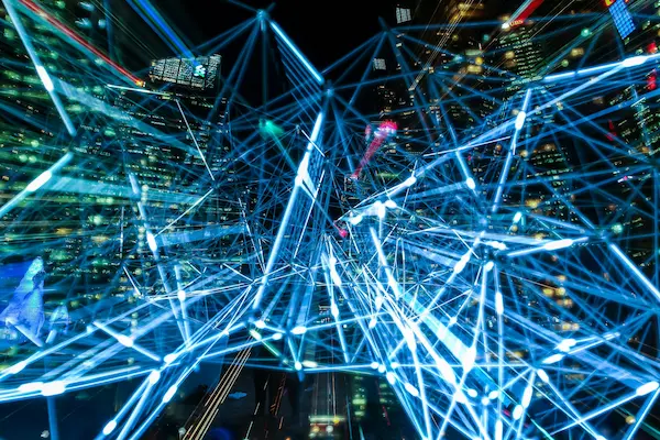 Uno de los cambios más importantes de los últimos años ha sido el incremento de dispositivos que requieren algún tipo de conexión.
Los smartphones, computadoras portátiles, televisores inteligentes, cámaras, asistentes virtuales y otros equipos pueden formar parte de una misma infraestructura tecnológica.