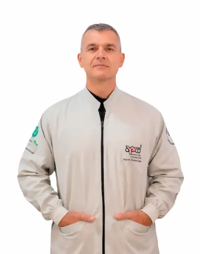 Profesional vinculado al área de implantología