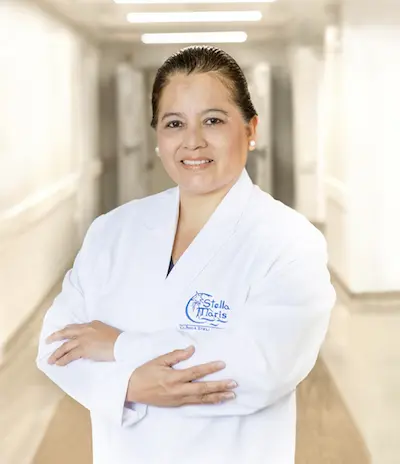Cirujana dentista con formación en implantología oral