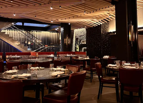 Interior de restaurante con un ambiente atractivo