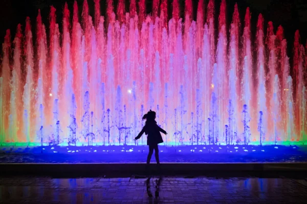 Fuentes iluminadas de colores de noche en el Circuito Mágico del Agua