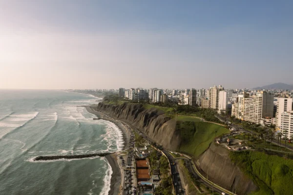 Vista aérea de la Costa Verde de Lima con acantilados y playas