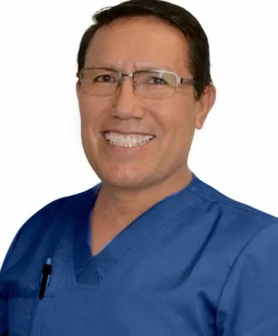 Especialista en implantología oral integral y rehabilitación oral