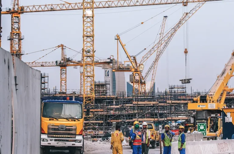 Grúa y trabajadores en una obra de construcción