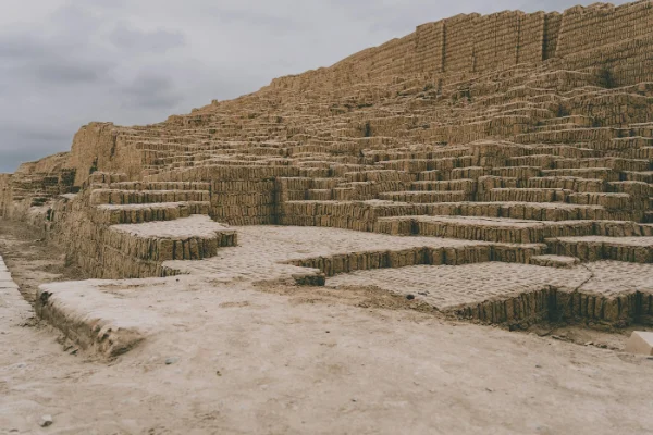 Pirámide de adobe de la Huaca Pucllana en Miraflores