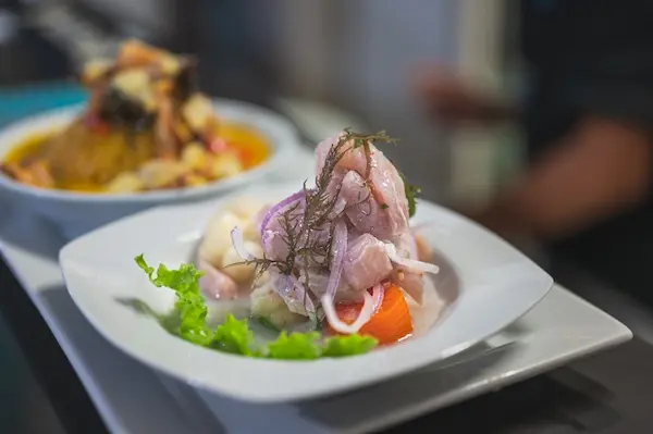Plato peruano con una presentación cuidada